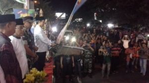Walikota Manado DR G.S Vicky Lumentut Menerima Rombongan Pawai Takbiran Malam Kemenangan Umat Muslim Usai Mengikuti Ibadah Puasa Sebulan Lamanya di Jalan Boulevard Mega Mas