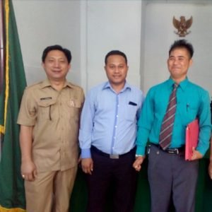 Royke Frits Mamahit ST.MT (kiri) didampingi kuasa hukumnya Max Bawotong SH (kanan) usai sidang di PTUN Manado.