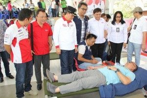 Walikota GSVL memantau langsung donor darah di lapangan Tikala kemarin.(ist)