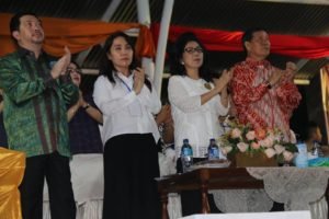 Walikota GSVL dan Wawali Mor Bastiaan didampingi masing-masing istri tercinta Prof Paulina Runtuwene dan Ny Imelda Markus memanjatkan doa syukur dalam KKR Manado Bersyukur di lapangan Sparta Tikala (Foto: humas)