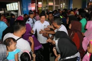  Walikota GSVL diberi ucapan selamat para keluarga jamaah haji saat penjemputan di Bandara Samratulamngi. (foto: Ist)