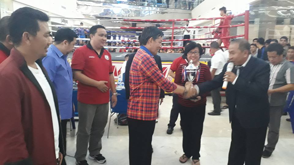 Walikota Manado DR Ir G.S Vicky Lumentut SH MSi DEA memberikan piala pada Pengurus Daerah (Pengda) Muaythai Kota Manado. (foto: Ist)