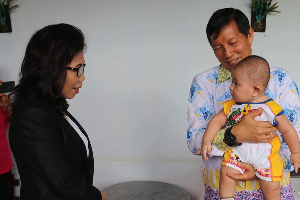 Walikota Vicky Lumentut dan Rektor Unima Ny Prof DR Juleyta P.A Runtuwene hadiri baptisan anak Gebriel Torindatu. (foto: Ist)