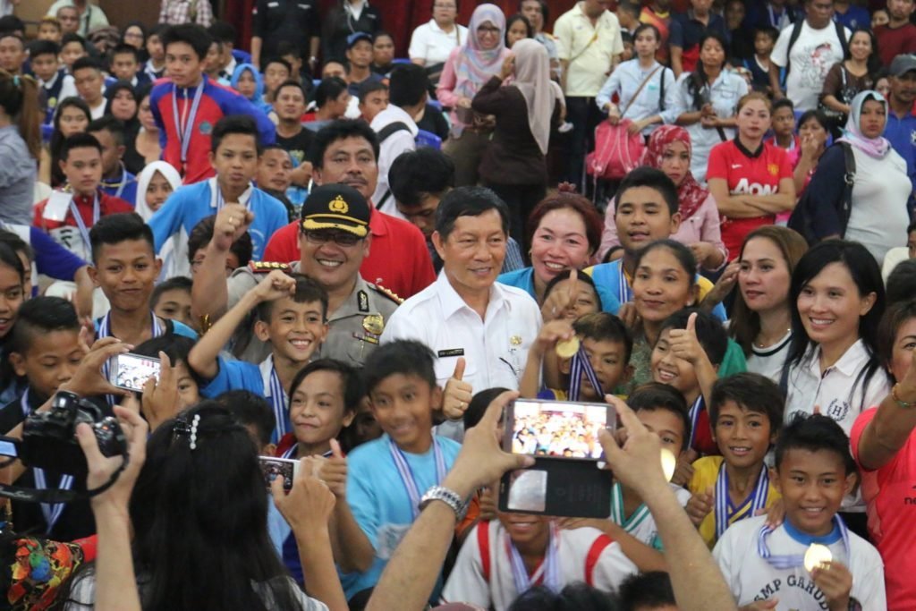 Walikota GSVL bersama Kapolresta Manado Kombes Pol Hisar Siallagan dikerumuni siswa untuk foto bersama
