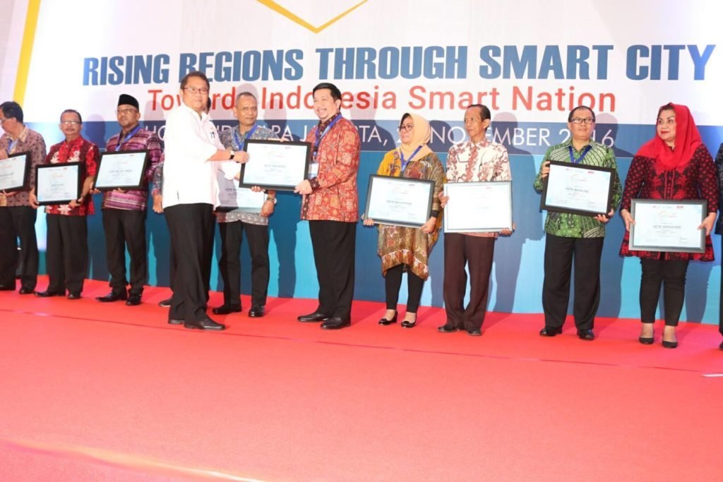 Wawali Mor mewakili Walikota GSVL menerima penghargaan dari Indonesia Smart Nation Award (ISNA) di Jakarta. (foto: Ist)