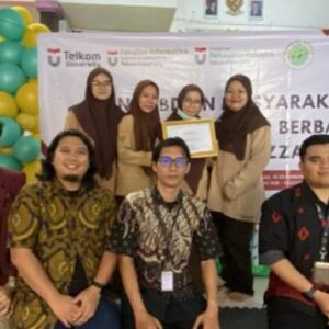 Tingkatkan Transparansi dan Digitalisasi, Tim Telkom University Jakarta Digitalisasi Sistem Presensi Web Sekolah Izzati 1 berbasis GPS